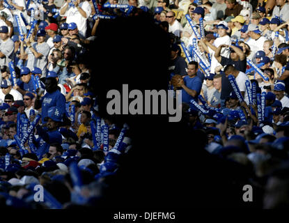 Oct 10, 2004; Los Angeles, CA, Stati Uniti d'America; oltre 54.000 tifosi mostrano fino a vedere il Los Angeles Dodgers contro il St. Louis Cardinals nel gioco 4 del loro National League Division series presso il Dodger Stadium di Los Angeles, domenica 10 ottobre 2004. I Cardinali proprio un 2-1 portano in serie. Il St. Louis Cardinals avanzate per la NL campionato di serie per la terza volta in cinque anni, battendo t Foto Stock