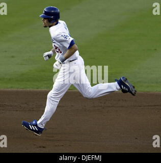 Oct 10, 2004; Los Angeles, CA, Stati Uniti d'America; Los Angeles Dodgers (28) JAYSON WERTH gira intorno alle basi dopo aver colpito un assolo home run durante il primo inning azione contro il St. Louis Cardinals nel gioco 4 del loro National League Division series presso il Dodger Stadium di Los Angeles, domenica 10 ottobre 2004. Il St. Louis Cardinals avanzate per la NL campionato di serie per la terza volta in cinque Foto Stock