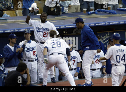 Oct 10, 2004; Los Angeles, CA, Stati Uniti d'America; Los Angeles Dodgers celebrato dopo (28) JAYSON WERTH i punteggi su un assolo di home run durante il primo inning contro il St. Louis Cardinals nel gioco 4 del loro National League Division series presso il Dodger Stadium di Los Angeles, domenica 10 ottobre 2004. Il St. Louis Cardinals avanzate per la NL campionato di serie per la terza volta in cinque anni, battendo t Foto Stock