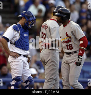 Oct 10, 2004; Los Angeles, CA, Stati Uniti d'America; Los Angeles Dodgers catcher (6) BRET MAYNE guarda giù come (16) REGGIE SANDERS i punteggi su un assolo di home run sul secondo inning contro il St. Louis Cardinals nel gioco 4 del loro National League Division series presso il Dodger Stadium di Los Angeles, domenica 10 ottobre 2004. Il St. Louis Cardinals avanzate per la NL campionato di serie per il terzo tim Foto Stock