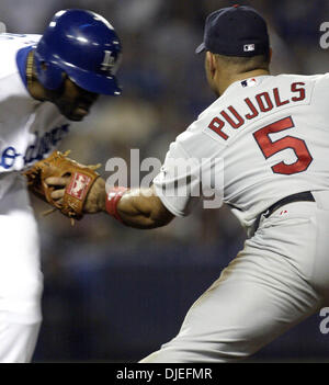 Oct 10, 2004; Los Angeles, CA, Stati Uniti d'America; St. Louis Cardinals (5) Albert Pujols fa un giocare contro i Los Angeles Dodgers nel gioco 4 del loro National League Division series presso il Dodger Stadium di Los Angeles, domenica 10 ottobre 2004. Il St. Louis Cardinals avanzate per la NL campionato di serie per la terza volta in cinque anni, battendo i Los Angeles Dodgers in quattro giochi in op Foto Stock