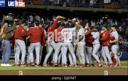 Oct 10, 2004; Los Angeles, CA, Stati Uniti d'America; St. Louis Cardinals celebrato dopo aver sconfitto i Los Angeles Dodgers dal punteggio da 6 a 2 nel gioco 4 del loro National League Division series presso il Dodger Stadium di Los Angeles, domenica 10 ottobre 2004 Foto Stock