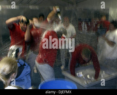 Oct 10, 2004; Los Angeles, CA, Stati Uniti d'America; St. Louis Cardinals celebrato dopo aver sconfitto i Los Angeles Dodgers dal punteggio da 6 a 2 nel gioco 4 del loro National League Division series presso il Dodger Stadium di Los Angeles, domenica 10 ottobre 2004 Foto Stock