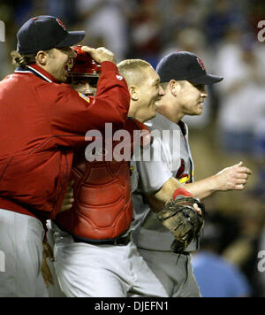 Oct 10, 2004; Los Angeles, CA, Stati Uniti d'America; St. Louis Cardinals celebrato dopo aver sconfitto i Los Angeles Dodgers dal punteggio da 6 a 2 nel gioco 4 del loro National League Division series presso il Dodger Stadium di Los Angeles, domenica 10 ottobre 2004. I Cardinali ha vinto la serie 3 a 1. Foto Stock