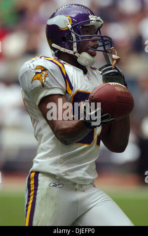 Oct 10, 2004; Houston, TX, Stati Uniti d'America; NFL Football: Minnesota Vikings WR Marcus Robinson porta la palla in endzone per un touchdown contro Houston Texans durante le ore di lavoro straordinario al Reliant Stadium per vincere il gioco 34-28. Foto Stock