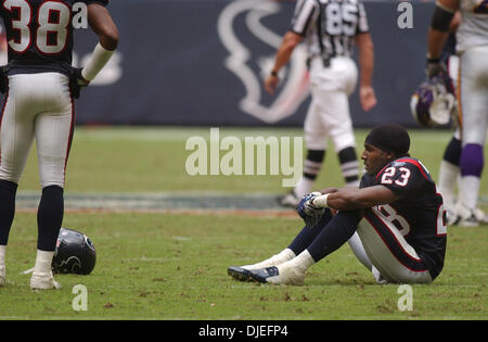 Oct 10, 2004; Houston, TX, Stati Uniti d'America; NFL Football: Houston Texans Dunta Robinson si siede sul campo dopo il Minnesota ha segnato il touchdown winnning in lavoro straordinario al Reliant Stadium di Houston. Foto Stock