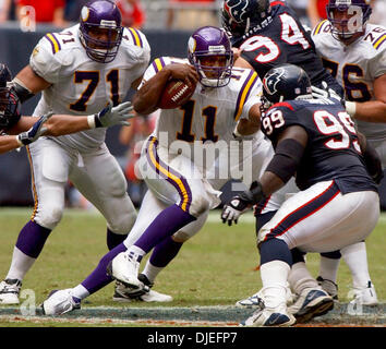 Oct 10, 2004; Houston, TX, Stati Uniti d'America; NFL Football: Minnesota QB Daunte Culpepper corre la sfera durante la seconda metà al Reliant Stadium di Houston. Foto Stock