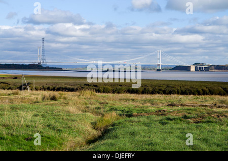 Prima Severn Bridge dal Wales coast Path vicino a Chepstow, Monmouthshire, Galles del Sud. Foto Stock