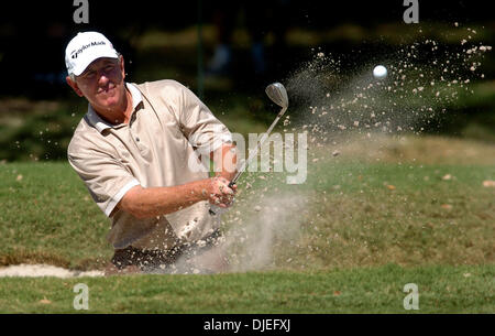 Oct 16, 2004; San Antonio, TX, Stati Uniti d'America; HALE IRWIN hits fuori dalla sabbia per il suo terzo colpo al par 5 decimo green sabato durante il secondo round del Campionato SBC a Oak Hills Country Club. Foto Stock