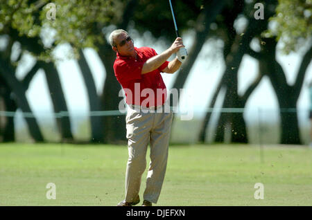 Oct 16, 2004; San Antonio, TX, Stati Uniti d'America; ZOELLER FUZZY colpisce il suo approccio al numero 8 di colore verde durante il secondo round del Campionato SBC a Oak Hills Country Club. Foto Stock