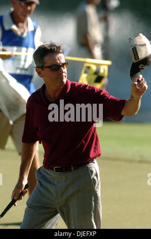 Oct 16, 2004; San Antonio, TX, Stati Uniti d'America; Mark McNULTY riconosce applausi come egli cammina fuori del xviii verde con quattro shot piombo durante il secondo round del Campionato SBC a Oak Hills Country Club. Foto Stock