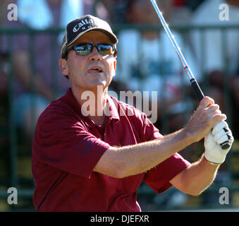 Oct 16, 2004; San Antonio, TX, Stati Uniti d'America; Mark McNULTY guarda il suo volo a sfera nel XVIII verde durante il secondo round del Campionato SBC a Oak Hills Country Club. Egli è il secondo giro il leader a 12 sotto il par. Foto Stock