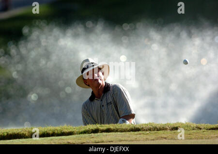 Oct 16, 2004; San Antonio, TX, Stati Uniti d'America; TOM KITE fuoriesce dal bunker di erba direttamente di fronte al par tre xviii green sabato. Kite si alzò e in per par durante il secondo round del Campionato SBC a Oak Hills Country Club. Foto Stock