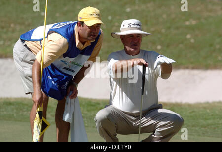 Oct 16, 2004; San Antonio, TX, Stati Uniti d'America; GARY McCORDDave Stockton analizes la pendenza il 9 verde con il suo caddyduring il secondo round del Campionato SBC a Oak Hills Country Club. Stockton mancato il birdie putt e che non avrebbe mai potuto ottenere su un punteggio via durante il resto del suo turno. Foto Stock