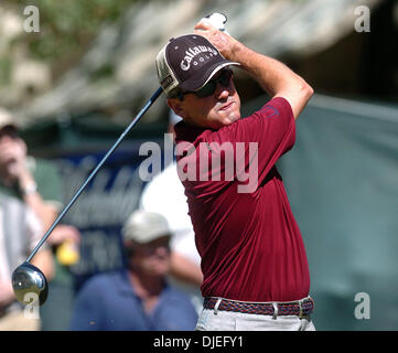 Oct 16, 2004; San Antonio, TX, Stati Uniti d'America; Mark McNULTY martelli un drive off il numero 10 scatola a t sabato durante il secondo round del Campionato SBC. Foto Stock