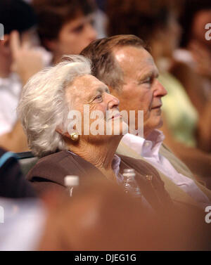 Oct 16, 2004; Houston, TX, Stati Uniti d'America; Houston Astros sconfitto il St Louis Cardinals 5-2 nel gioco 3 del gli NLC. Barbara Bush e ex presidente George Bush godetevi il Campionato Nazionale di Serie di gioco 3 al Minute Maid Park a Houston. Foto Stock