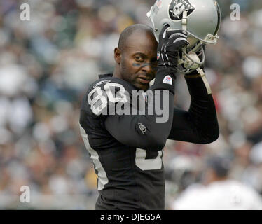 Oct 17, 2004; Oakland, CA, Stati Uniti d'America; NFL Football: Jerry Rice teste per il campo del quarto trimestre forse la sua ultima partita come un predatore. Con nessuna delle catture di oggi. Foto scattata durante i raider vs Broncos gioco presso la Network Associates Coliseum. Foto Stock