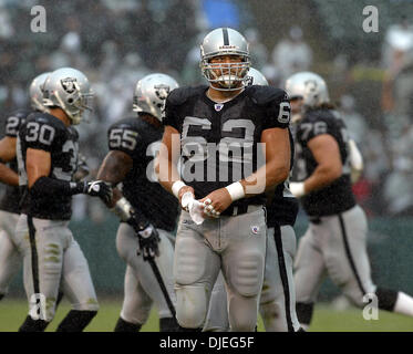 Oct 17, 2004; Oakland, CA, Stati Uniti d'America; NFL Football: tarda nel terzo trimestre come la pioggia arriva giù hard #62 Adam Treu sembra triste come si guarda verso la scheda punteggio. Foto scattata durante i raider vs Broncos gioco presso la Network Associates Coliseum. Foto Stock