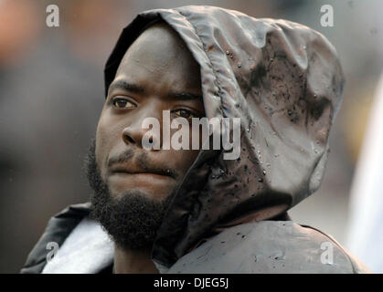 Oct 17, 2004; Oakland, CA, Stati Uniti d'America; NFL Football: quando piove si riversa, DeLawrence morsi di concedere il suo labbro come egli si siede sul banco di lavoro con i minuti finali del clock cliccando in basso su i predatori. Foto scattata durante i raider vs Broncos gioco presso la Network Associates Coliseum. Foto Stock