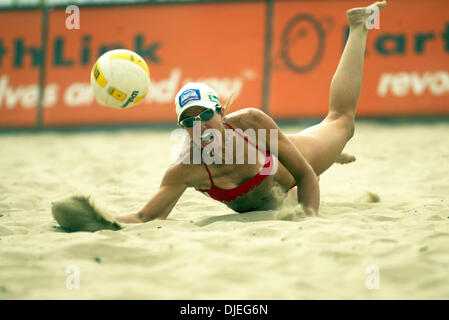 Oct 17, 2004; Santa Barbara, CA, Stati Uniti d'America; ELAINE YOUNGS all'AVP Professional Pallavolo - Santa Barbara, CA - Ottobre XVI - XVII, 2004. Foto Stock