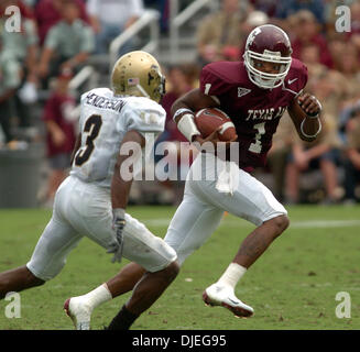 Oct 23, 2004; College Station, TX, Stati Uniti d'America; NCAA College Foootball - Texas A&M quarterback Reggie McNeal corre per cantieri come Colorado di Tyrone Henderson dà la caccia durante il NCAA Football azione in College Station su Sabato, Ottobre 23, 2004. Texas A&M è classificato diciassettesimo nella nazione. Foto Stock