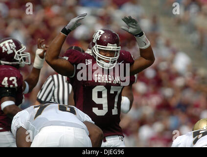 Oct 23, 2004; College Station, TX, Stati Uniti d'America; NCAA College Foootball - Texas A&M defensive lineman Johnny Jolly esorta la folla per azione durante l'Aggie gioco contro il Colorado in College Station su Sabato, Ottobre 23, 2004. Texas A&M è classificato diciassettesimo nella nazione. Foto Stock