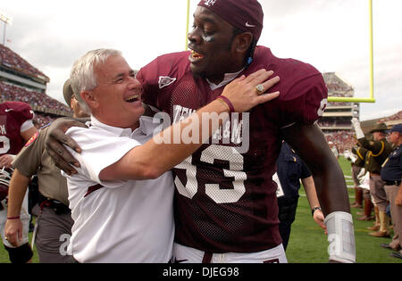 Oct 23, 2004; College Station, TX, Stati Uniti d'America; NCAA College Foootball - Texas A&M capo allenatore di calcio Dennis Franchione difensiva e lineman Jorrie Adams celebrano il loro lavoro straordinario vittoria su Colorado in College Station su Sabato, Ottobre 23, 2004. Texas A&M è classificato diciassettesimo nella nazione. Foto Stock