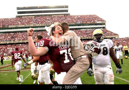 Oct 23, 2004; College Station, TX, Stati Uniti d'America; NCAA College Foootball - GUARDAFILI Clay Erode (78) e suo fratello, Clint, un collega cadet in Texas A&M University, celebrare il loro drammatico le ore di lavoro straordinario la vittoria su Colorado in College Station su Sabato, Ottobre 23, 2004. Texas A&M è classificato diciassettesimo nella nazione. Foto Stock