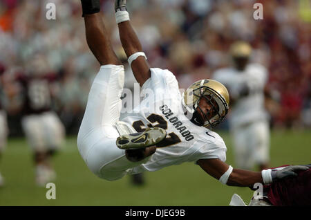 Oct 23, 2004; College Station, TX, Stati Uniti d'America; NCAA College Foootball - Colorado cornerback Gerrett Burl (31) va in volo su un gioco nel quale egli è stato chiamato per interferenza contro Texas A&M RICEVITORE Terrence Murphy durante grandi XII azione in College Station su Sabato, Ottobre 23, 2004. Texas A&M è classificato diciassettesimo nella nazione. Foto Stock