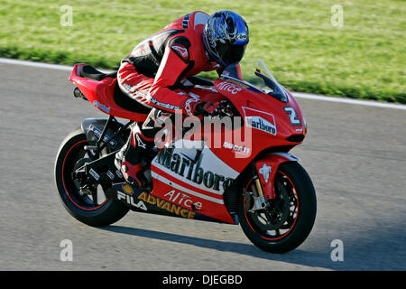 Oct 30, 2004; Valencia, Spagna; American pallacanestro Michael Jordan (nella foto) fa un giro di prova su una Ducati race bike presso il Circuito Ricardo Tormo di Valencia in Spagna oggi prima della MotoGP Grand Prix del Campionato del Mondo di corsa. Foto Stock