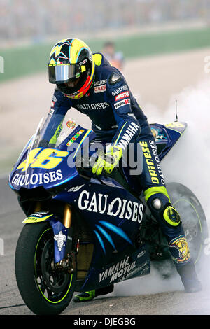 Oct 30, 2004; Valencia, Spagna; Italiano VALENTINO ROSSI (nella foto) irruppero in primo luogo al sedicesimo e ultimo round della MotoGP Gran Premi del campionato del mondo presso il Circuito Ricardo Tormo di Valencia, Spagna. Foto Stock