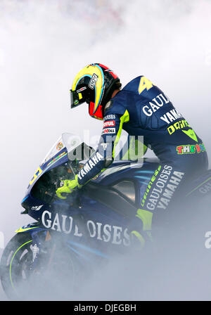 Oct 30, 2004; Valencia, Spagna; Italiano VALENTINO ROSSI (nella foto) assalto al primo posto nel XVI e nel round finale del MotoGP Gran Premi del campionato del mondo presso il Circuito Ricardo Tormo di Valencia, Spagna. Foto Stock