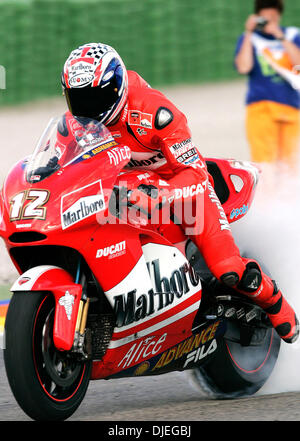 Oct 30, 2004; Valencia, Spagna; australiano Troy Bayliss ha salvato il suo meglio per ultimo quando ha segnato il suo primo MotoGP Grand Prix piazzamento sul podio per 2004 posizionando il terzo agli italiani Valentino Rossi e Max Biaggi rispettivamente a Valencia in Spagna. Foto Stock