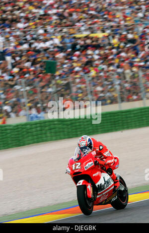 Oct 30, 2004; Valencia, Spagna; australiano Troy Bayliss ha salvato il suo meglio per ultimo quando ha segnato il suo primo MotoGP Grand Prix piazzamento sul podio per 2004 posizionando il terzo agli italiani Valentino Rossi e Max Biaggi rispettivamente a Valencia in Spagna. Foto Stock