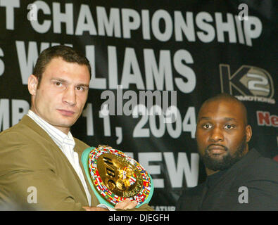 04 nov 2004; Beverly Hills, CA, Stati Uniti d'America; World Heavyweight Champion Vitali Klitschko e DANNY WILLIAMS (R) nel corso di una conferenza stampa a Beverly Hills promuovendo la loro imminente figh su dicembre undicesimo al Mandalay Bay di Las Vegas NV. Foto Stock