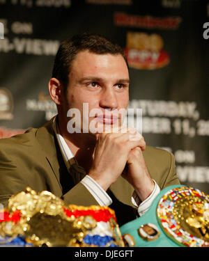 04 nov 2004; Beverly Hills, CA, Stati Uniti d'America; World Heavyweight Champion Vitali Klitschko in occasione di una conferenza stampa per promuovere la sua prossima lotta contro Danny Williams in Beverly Hills. I due si affrontano su dicembre undicesimo al Mandalay Bay di Las Vegas NV. Foto Stock