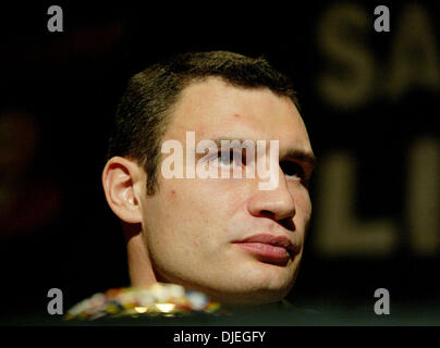 04 nov 2004; Beverly Hills, CA, Stati Uniti d'America; World Heavyweight Champion Vitali Klitschko in occasione di una conferenza stampa per promuovere la sua prossima lotta contro Danny Williams in Beverly Hills. I due si affrontano su dicembre undicesimo al Mandalay Bay di Las Vegas NV. Foto Stock