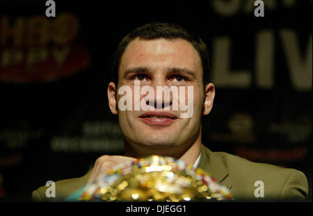 04 nov 2004; Beverly Hills, CA, Stati Uniti d'America; World Heavyweight Champion Vitali Klitschko in occasione di una conferenza stampa per promuovere la sua prossima lotta contro Danny Williams in Beverly Hills. I due si affrontano su dicembre undicesimo al Mandalay Bay di Las Vegas NV. Foto Stock