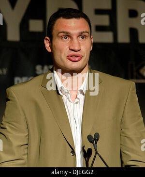 04 nov 2004; Beverly Hills, CA, Stati Uniti d'America; World Heavyweight Champion Vitali Klitschko in occasione di una conferenza stampa per promuovere la sua prossima lotta contro Danny Williams in Beverly Hills. I due si affrontano su dicembre undicesimo al Mandalay Bay di Las Vegas NV. Foto Stock