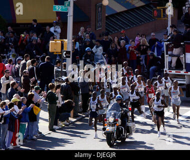 7 Nov, 2004; Brooklyn, NY, STATI UNITI D'AMERICA; alcuni dei quasi 36.000 corridori immettere Brooklyn sul 4° Avenue durante la trentacinquesima IN FUNZIONE DELLA MARATONA DI NEW YORK, 7 novembre 2004. Foto Stock