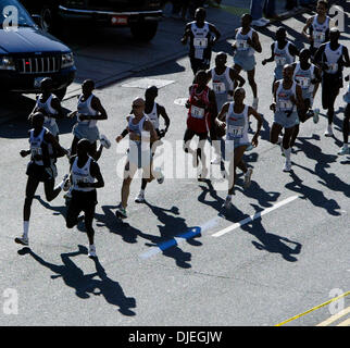 7 Nov, 2004; Brooklyn, NY, STATI UNITI D'AMERICA; alcuni dei quasi 36.000 corridori immettere Brooklyn sul 4° Avenue durante la trentacinquesima IN FUNZIONE DELLA MARATONA DI NEW YORK, 7 novembre 2004. Foto Stock