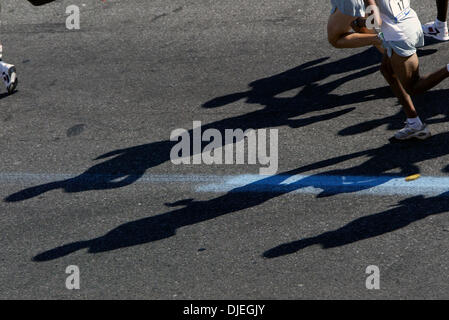 7 Nov, 2004; Brooklyn, NY, STATI UNITI D'AMERICA; alcuni dei quasi 36.000 corridori immettere Brooklyn sul 4° Avenue durante la trentacinquesima IN FUNZIONE DELLA MARATONA DI NEW YORK, 7 novembre 2004. Foto Stock