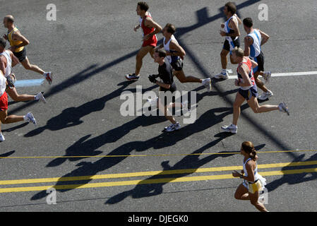 7 Nov, 2004; Brooklyn, NY, STATI UNITI D'AMERICA; alcuni dei quasi 36.000 corridori immettere Brooklyn sul 4° Avenue durante la trentacinquesima IN FUNZIONE DELLA MARATONA DI NEW YORK, 7 novembre 2004. Foto Stock