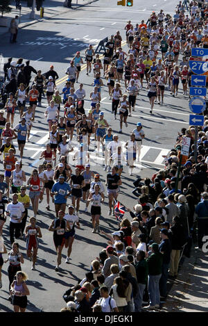 7 Nov, 2004; Brooklyn, NY, STATI UNITI D'AMERICA; alcuni dei quasi 36.000 corridori immettere Brooklyn sul 4° Avenue durante la trentacinquesima IN FUNZIONE DELLA MARATONA DI NEW YORK, 7 novembre 2004. Foto Stock