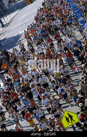 7 Nov, 2004; Brooklyn, NY, STATI UNITI D'AMERICA; alcuni dei quasi 36.000 corridori immettere Brooklyn sul 4° Avenue durante la trentacinquesima IN FUNZIONE DELLA MARATONA DI NEW YORK, 7 novembre 2004. Foto Stock