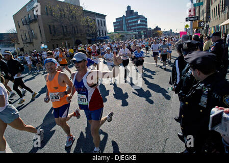 7 Nov, 2004; Brooklyn, NY, STATI UNITI D'AMERICA; alcuni dei quasi 36.000 corridori immettere Brooklyn sul 4° Avenue durante la trentacinquesima IN FUNZIONE DELLA MARATONA DI NEW YORK, 7 novembre 2004. Foto Stock