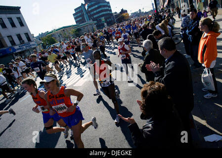 7 Nov, 2004; Brooklyn, NY, STATI UNITI D'AMERICA; alcuni dei quasi 36.000 corridori immettere Brooklyn sul 4° Avenue durante la trentacinquesima IN FUNZIONE DELLA MARATONA DI NEW YORK, 7 novembre 2004. Foto Stock