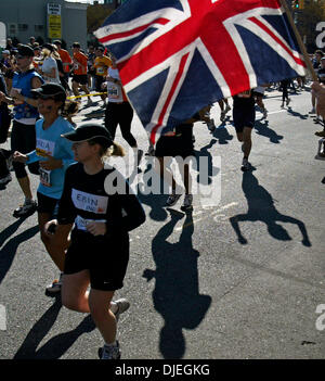 7 Nov, 2004; Brooklyn, NY, STATI UNITI D'AMERICA; alcuni dei quasi 36.000 corridori immettere Brooklyn sul 4° Avenue durante la trentacinquesima IN FUNZIONE DELLA MARATONA DI NEW YORK, 7 novembre 2004. Foto Stock