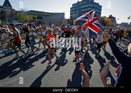 7 Nov, 2004; Brooklyn, NY, STATI UNITI D'AMERICA; alcuni dei quasi 36.000 corridori immettere Brooklyn sul 4° Avenue durante la trentacinquesima IN FUNZIONE DELLA MARATONA DI NEW YORK, 7 novembre 2004. Foto Stock