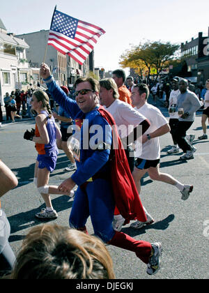 7 Nov, 2004; Brooklyn, NY, STATI UNITI D'AMERICA; alcuni dei quasi 36.000 corridori immettere Brooklyn sul 4° Avenue durante la trentacinquesima IN FUNZIONE DELLA MARATONA DI NEW YORK, 7 novembre 2004. Foto Stock